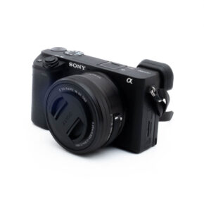 Käytetty Nikon Nikkor Z MC 105mm f/2.8 VR S (Kunto K5) -objektiivi, kuvassa objektiivi kiinnitettynä ja hieman oikealle suunnattuna valkoisella taustalla.