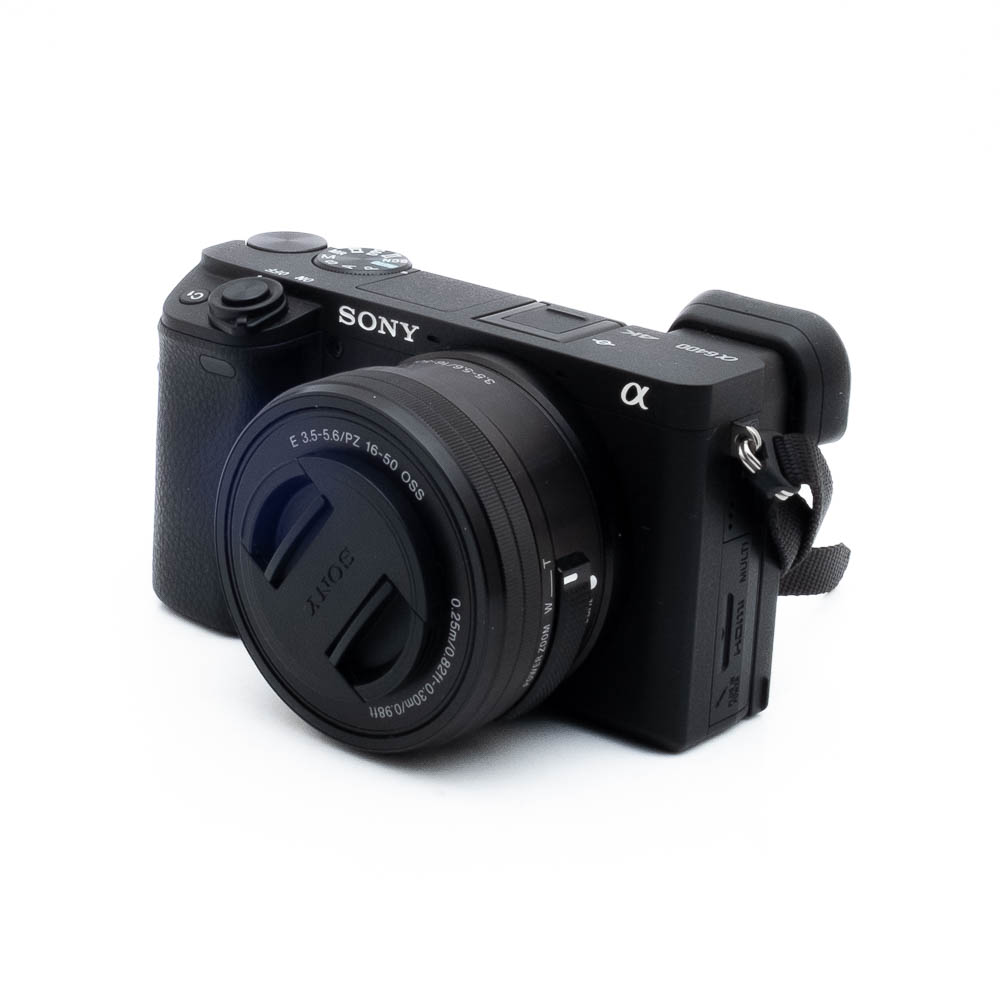 Sony A6400-6 Käytetty Nikon Nikkor Z MC 105mm f/2.8 VR S (Kunto K5) -objektiivi, kuvassa objektiivi kiinnitettynä ja hieman oikealle suunnattuna valkoisella taustalla.
