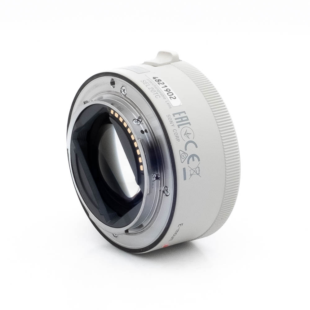 Sony Tele Converter 2x-1-2 Lähikuva Nikon Nikkor Z MC 105mm f/2.8 VR S (Kunto K5) - Käytetty -objektiivista, jossa korostuvat metallinen kiinnitys, elektroniset koskettimet ja mallin merkinnät valkoista taustaa vasten.