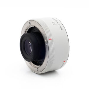 Sony Tele Converter 2x-2-2 Nikon Nikkor Z MC 105mm f/2.8 VR S (Kunto K5) - Käytetty objektiivi, jossa on tyylikäs musta muotoilu ja merkityt elementit, on kuvattu valkoisella taustalla.