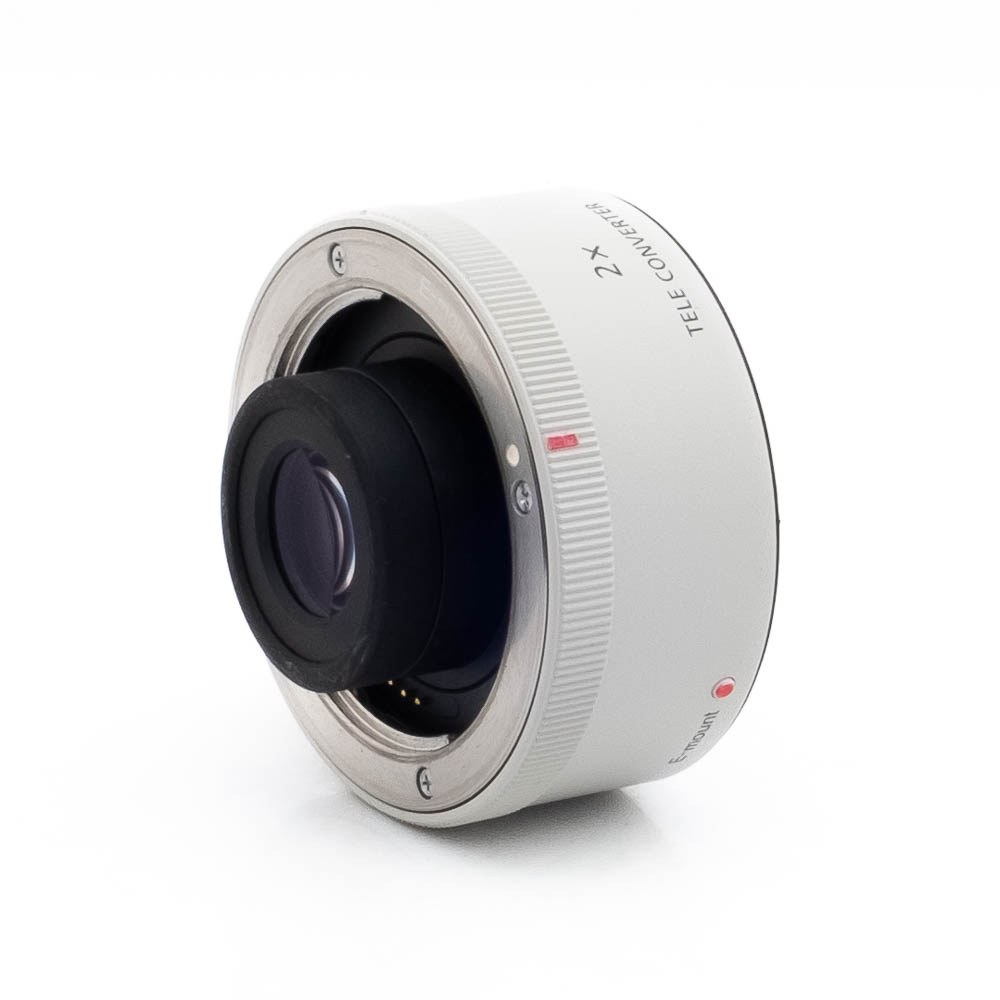 Sony Tele Converter 2x-2-2 Nikon Nikkor Z MC 105mm f/2.8 VR S (Kunto K5) - Käytetty objektiivi, jossa on tyylikäs musta muotoilu ja merkityt elementit, on kuvattu valkoisella taustalla.