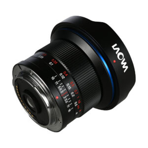 Laowa MFT 6mm f/2 Zero-D -objektiivi, jossa on musta runko, sininen aksenttirengas ja valkoiset/punaiset tarkennus- ja aukkomerkinnät, kuvattuna ylhäältä päin, jossa näkyy objektiivin kiinnitys ja tuotemerkin logo.