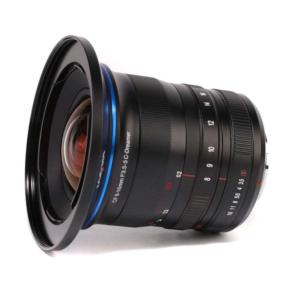laowa_8-16mm_zoom_cf_01 Lähikuva Laowa 8-16mm f/3.5-5 Zoom CF Fuji X -objektiivista, jossa korostuvat sen musta objektiivirunko, leveä etuelementti, näkyvät tarkennus- ja aukkorenkaat sekä yksityiskohtaiset polttovälin, aukon ja etäisyyden merkinnät.