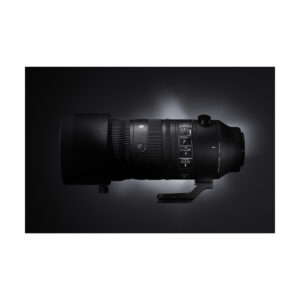 sigma_70-200_sport_dn_01 Sigma 70-200mm f/2.8 DG DN OS Sport -objektiivi Sony E:lle on esillä tummalla kaltevuusasteikollisella taustalla, ja sen tyylikäs musta runko ja sisäänrakennettu jalustakiinnitys korostuvat taustavalossa.