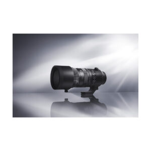 sigma_70-200_sport_dn_02 Sigma 70-200mm f/2.8 DG DN OS Sport -objektiivi Sony E:lle, jossa on jalustakiinnitys, näkyy heijastavalla pinnalla pehmeästi valaistua, harmaata taustaa vasten.