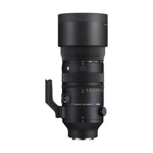 sigma_70-200_sport_dn_03 Musta Sigma 70-200mm F2.8 DG DN OS Sport -objektiivi Sony E:lle, jossa on jalustan kaulus ja huppu, näkyy pystyssä valkoista taustaa vasten.