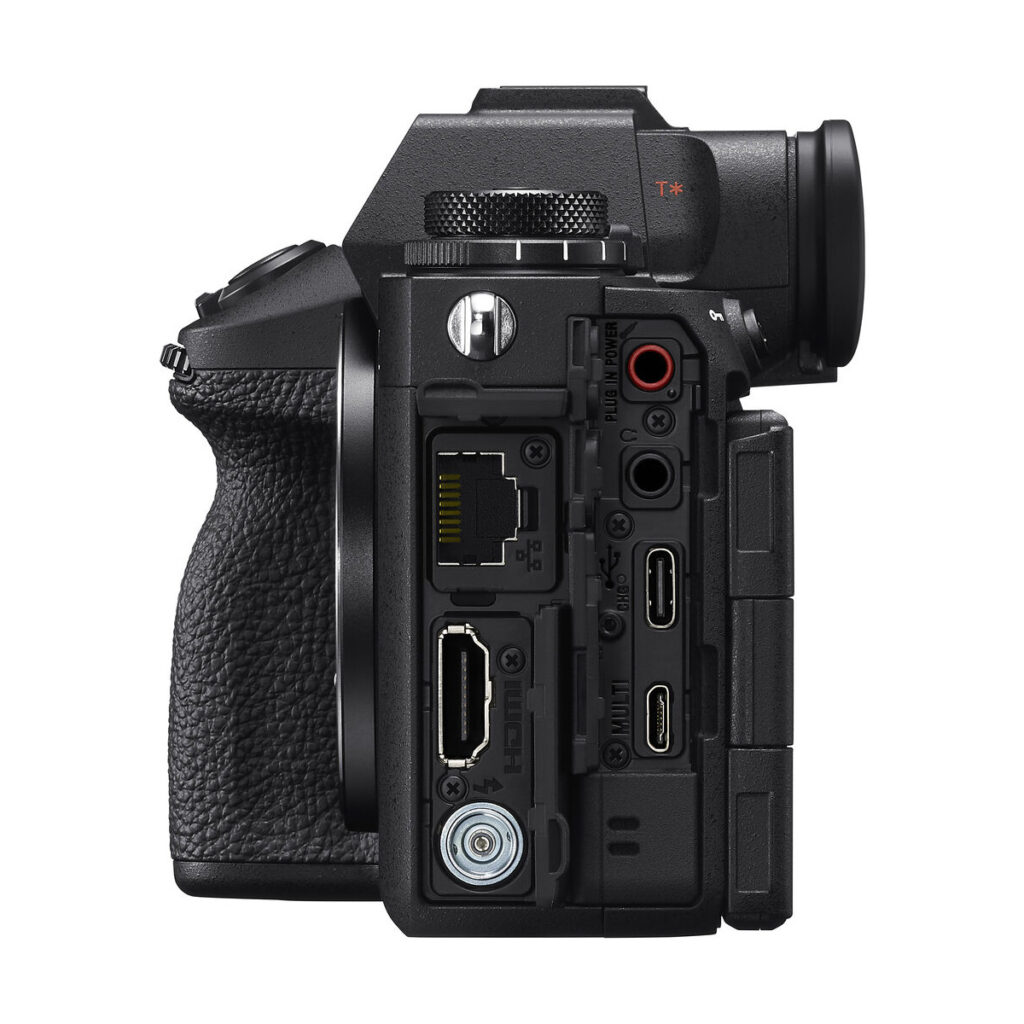 sony_a9_iii_01 Sony A9 III -järjestelmäkameran sivukuva lähikuvasta, jossa sen portit ovat näkyvissä kuvioidun kahvan yläpuolella ja jossa näkyvät HDMI-, USB-, ääniliitännät, LAN- ja muut liitäntäportit.