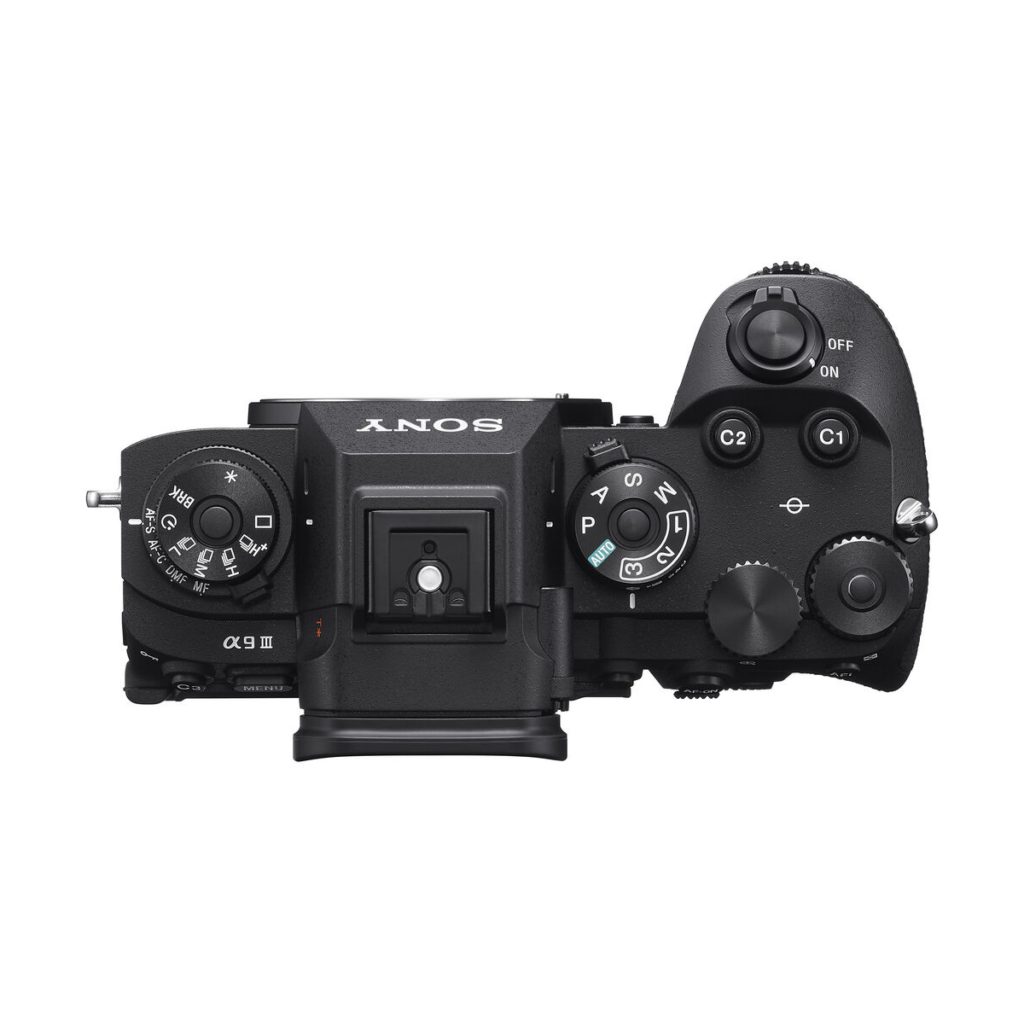 sony_a9_iii_01 Ylhäältä katsottuna Sony A9 III -järjestelmäkamera mustana, jossa on erilaisia säätimiä ja painikkeita, SONY-logo ja selvästi näkyvät toimintatila- ja säätöpyörät kameran rungon molemmilla puolilla.