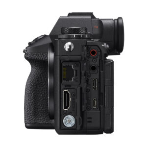 sony_a9_iii_01 Sony A9 III -järjestelmäkameran sivukuva lähikuvasta, jossa sen portit ovat näkyvissä kuvioidun kahvan yläpuolella ja jossa näkyvät HDMI-, USB-, ääniliitännät, LAN- ja muut liitäntäportit.