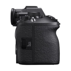 sony_a9_iii_03 Sivukuva mustasta Sony A9 III -järjestelmäkamerasta, jossa on kuvioitu kahva, etsin, ohjauspainikkeet ja OPEN-merkitty lokero, eristettynä valkoiselle taustalle.
