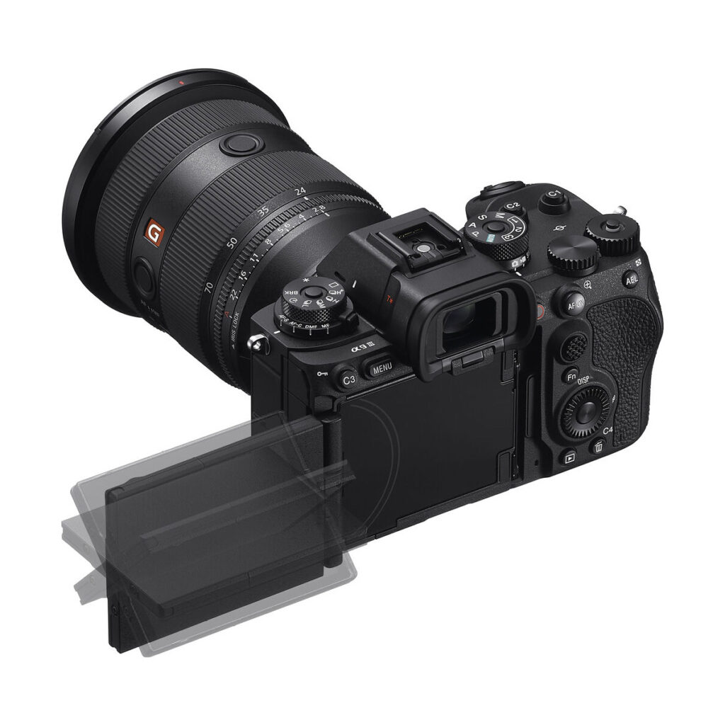 sony_a9_iii_04 Sony A9 III -järjestelmäkamerassa on suuri objektiivi, musta runko ja nivelletty LCD-näyttö, joka kääntyy ulos takaosasta ja kallistuu tai kääntyy joustavaa katselukulmaa varten.
