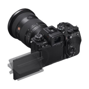 sony_a9_iii_04 Sony A9 III -järjestelmäkamerassa on suuri objektiivi, musta runko ja nivelletty LCD-näyttö, joka kääntyy ulos takaosasta ja kallistuu tai kääntyy joustavaa katselukulmaa varten.
