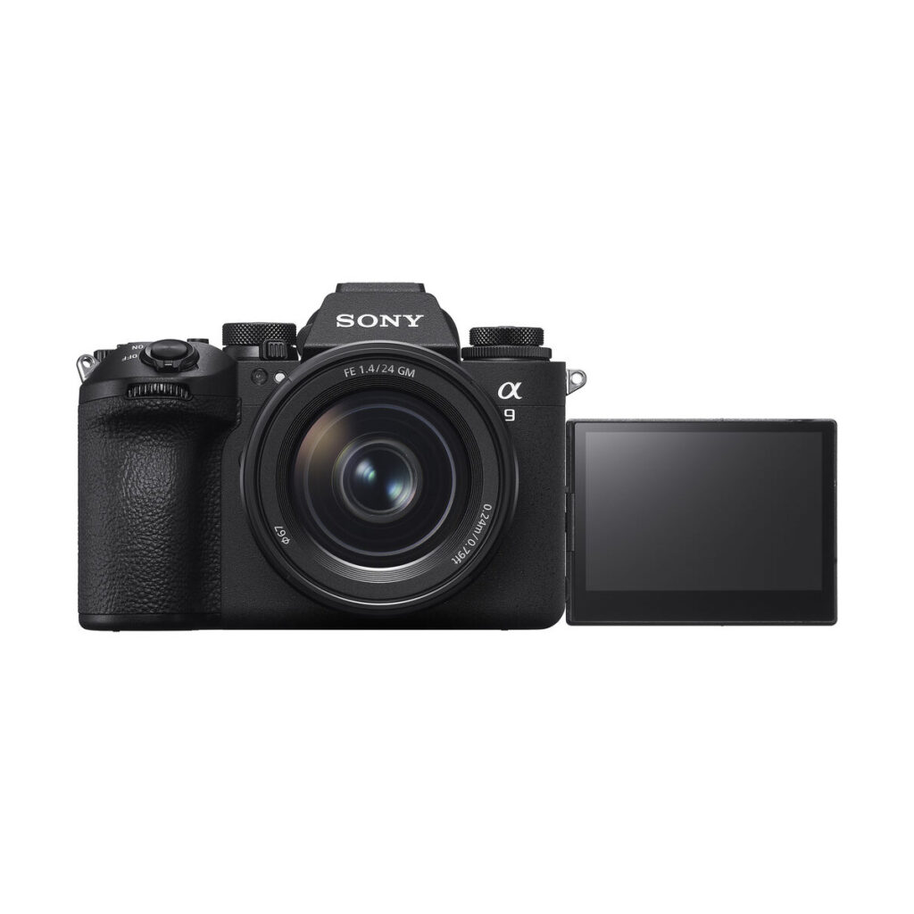 sony_a9_iii_05 Sony A9 III -järjestelmäkamera on esitetty mustana, suurella objektiivilla ja sivulle ulosvedettävällä LCD-näytöllä valkoista taustaa vasten.