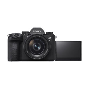sony_a9_iii_05 Sony A9 III -järjestelmäkamera on esitetty mustana, suurella objektiivilla ja sivulle ulosvedettävällä LCD-näytöllä valkoista taustaa vasten.
