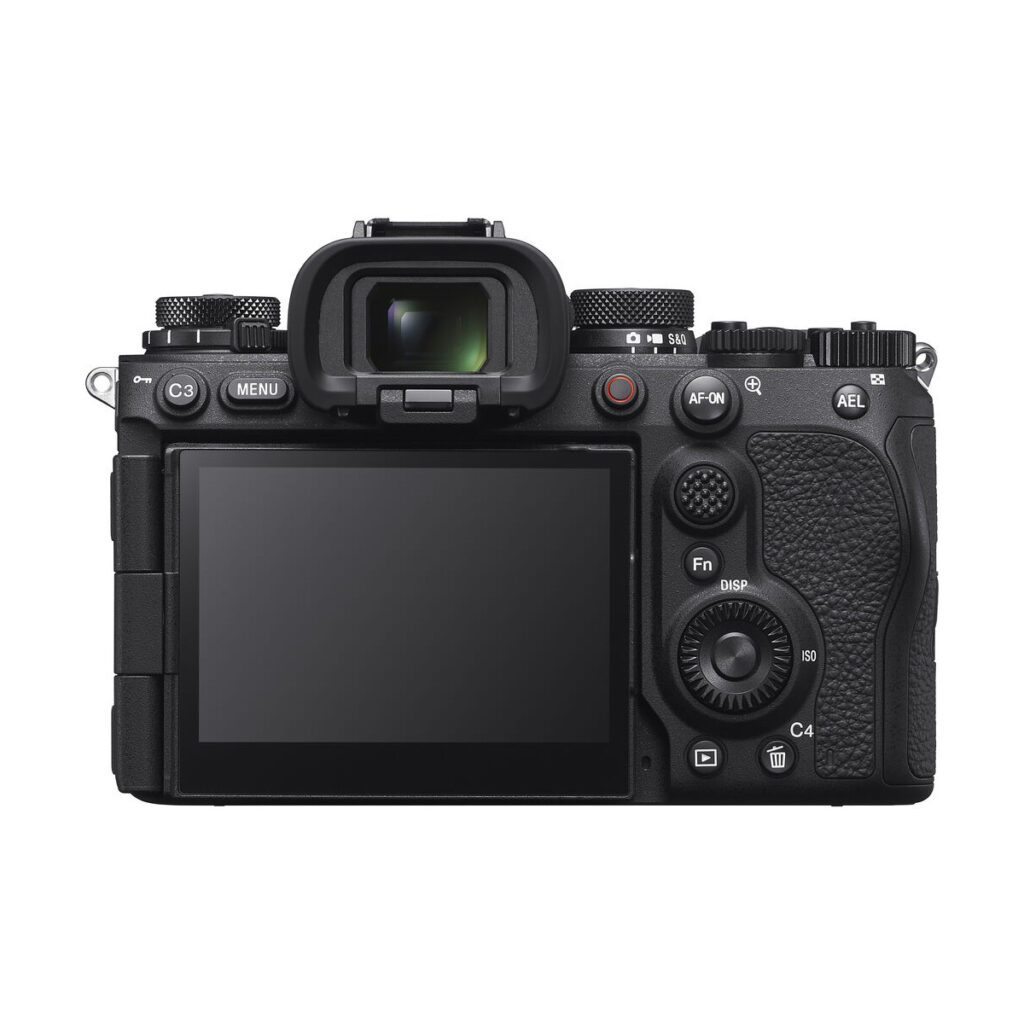 sony_a9_iii_06 Sony A9 III -järjestelmäkamerassa on musta runko, jossa on kuvioidut kahvat, suuri nestekidenäyttö, etsin, useita painikkeita, valintakiekot ja selkeästi merkityt ohjaustarrat takana.