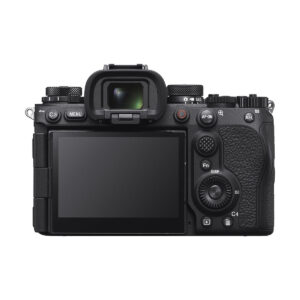sony_a9_iii_06 Sony A9 III -järjestelmäkamerassa on musta runko, jossa on kuvioidut kahvat, suuri nestekidenäyttö, etsin, useita painikkeita, valintakiekot ja selkeästi merkityt ohjaustarrat takana.