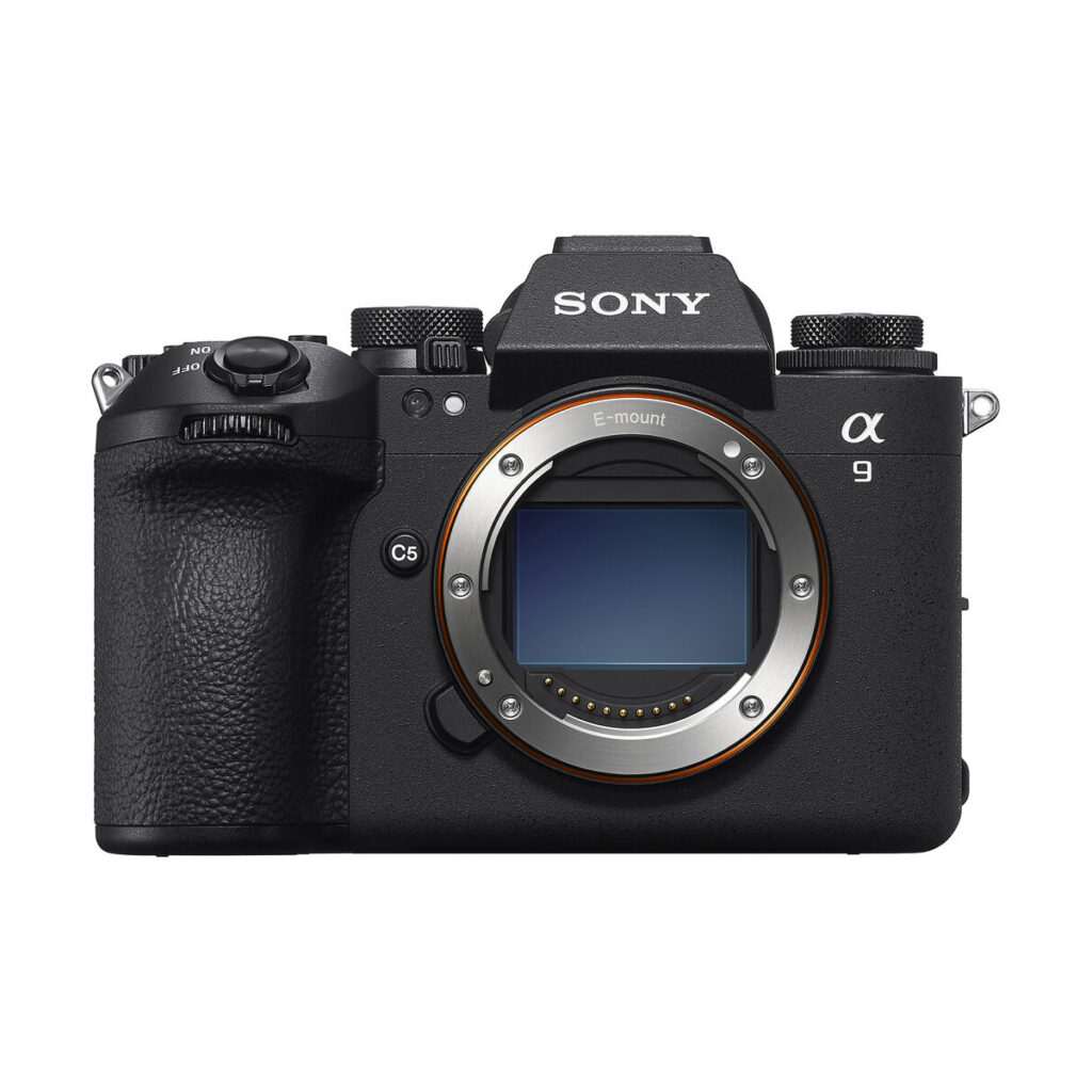 sony_a9_iii_07 Etukuva Sony A9 III -järjestelmäkamerasta, runko, jossa näkyy sen musta kuvioitu kahva, säätöpyörät ja objektiivin kiinnitys kennon ollessa näkyvissä ilman objektiivia kiinnitettynä.