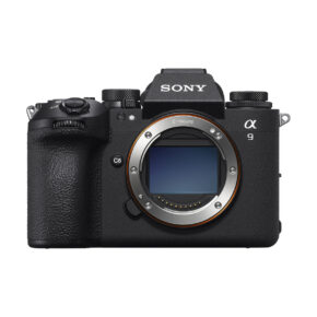 sony_a9_iii_07 Etukuva Sony A9 III -järjestelmäkamerasta, runko, jossa näkyy sen musta kuvioitu kahva, säätöpyörät ja objektiivin kiinnitys kennon ollessa näkyvissä ilman objektiivia kiinnitettynä.