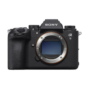 sony_a9_iii_07 Etukuva Sony A9 III -järjestelmäkamerasta, runko, jossa näkyy sen musta kuvioitu kahva, säätöpyörät ja objektiivin kiinnitys kennon ollessa näkyvissä ilman objektiivia kiinnitettynä.