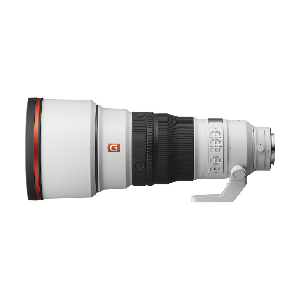sony_fe_300mm_f28_gm_03 Sony FE 300mm f/2.8 GM OSS -objektiivi on suuri valkoinen teleobjektiivi, jossa on musta kahva, oranssi G-merkki, useita kytkimiä ja jalustakiinnitys.