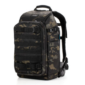 Tenba Axis v2 20L Backpack MultiCammusta -kamerareppu on mustan ja tummanvihreän maastokuvioinen, siinä on useita vetoketjulokeroita, säädettävät hihnat ja pehmustettu yläkahva.