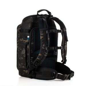 tenba_axis_24l_camo_01 Tenba Axis v2 24L reppu MultiCammusta -kamerareppu mustassa ja tummassa camossa näkyy sivulta ja takaa, pehmustetut olkahihnat, rintahihna, vyötäröhihna ja ulkopuolinen sivutasku, jossa on kynä.