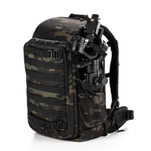 tenba_axis_24l_camo_03 Tenba Axis v2 24L reppu MultiCammusta -kamerareppu, jossa on musta naamiointi, useita vetoketjulokeroita ja MOLLE-verkko, pitää sisällään sivulleen kiinnitetyn kameragimbalin.