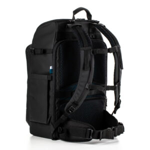 tenba_axis_32l_camo_03 Tenba Axis v2 32L Backpack MultiCam -kamerareppu näkyy selästä, ja siinä on pehmustetut olkahihnat, yläkahva, vyötärövyö, sivutaskut ja pehmustettu sisäpuolinen selkäpaneeli mukavuutta varten.