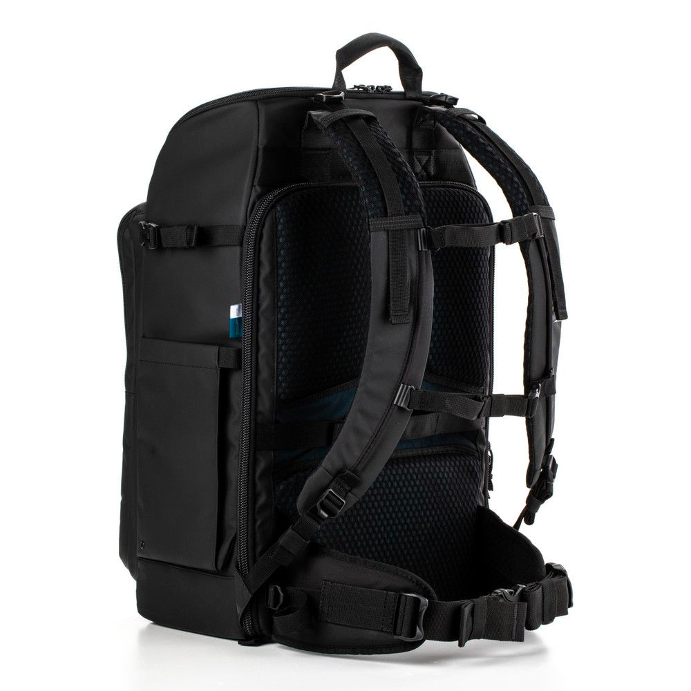 tenba_axis_32l_camo_03 Tenba Axis v2 32L Backpack MultiCam -kamerareppu näkyy selästä, ja siinä on pehmustetut olkahihnat, yläkahva, vyötärövyö, sivutaskut ja pehmustettu sisäpuolinen selkäpaneeli mukavuutta varten.