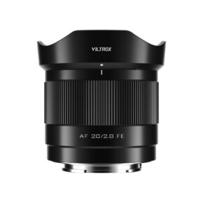 viltrox_af_20mm_sony_02 Viltrox AF 20mm f/2.8 -objektiivi, Sony E on esillä eteenpäin valkoista taustaa vasten, korostaen sen leveää piippua, uurrettua tarkennusrengasta ja terälehden muotoista huppua.