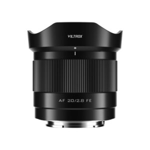 viltrox_af_20mm_sony_02 Viltrox AF 20mm f/2.8 -objektiivi, Sony E on esillä eteenpäin valkoista taustaa vasten, korostaen sen leveää piippua, uurrettua tarkennusrengasta ja terälehden muotoista huppua.