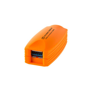 Tether-Tools-TetherPro-USB-Active-Extension-Cable-10m_01 Oranssista muovista valmistetussa Tether Tools TetherPro USB 3.0 Active -jatkojohdossa (4,9 m) on suorakulmainen muoto, sininen USB-portti ja "TEMRY TOOLS USB 3.0 Tester Gauge" -teksti yläosassa.