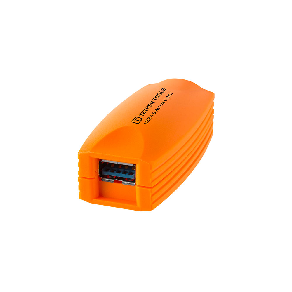 Tether-Tools-TetherPro-USB-Active-Extension-Cable-10m_01 Oranssista muovista valmistetussa Tether Tools TetherPro USB 3.0 Active -jatkojohdossa (4,9 m) on suorakulmainen muoto, sininen USB-portti ja "TEMRY TOOLS USB 3.0 Tester Gauge" -teksti yläosassa.