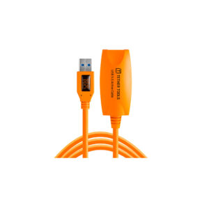 Tether Tools TetherPro USB 3.0 Active Extension Cable 4.9m on esitetty kirkkaan oranssina, ja siinä on USB-A-liitin ja suurennettu kotelo, joissa molemmissa on Tether Tools -logo valkoista taustaa vasten.