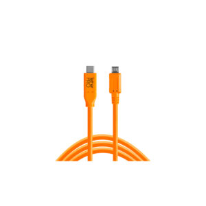 Tether-Tools-TetherPro-USB-C-to-20-Micro-B-5-pin_03 Tether Tools TetherPro TetherPro USB-C-2.0 Micro-B 5-nastainen kaapeli on kirkkaan oranssi, alhaalla kierretty, ja sekä USB-C- että Micro-B-liittimet näkyvät selvästi valkoisella pohjalla.