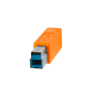 Tether-Tools-TetherPro-USB-C-to-30-Male-B_01 Oranssi Tether Tools TetherPro USB-C-3.0 Male-B -sovitin, jossa on hopeanvärinen ja sininen USB Type-B -urosliitin, eristettynä valkoisella pohjalla.
