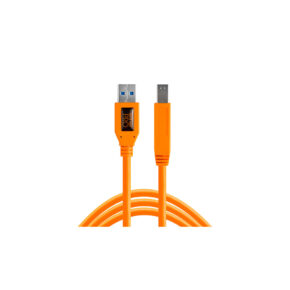 Tether Tools TetherPro USB-C-3.0 Male-B -kaapeli on oranssi, ja siinä on USB-C-liitin toisessa päässä ja USB 3.0 Male-B -liitin toisessa päässä valkoista taustaa vasten.