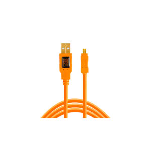 TetherPro-USB-20-to-Mini-B-8-Pin-03 Tether Tools TetherPro USB A 2.0 - Mini-B 8-napainen -kaapelissa on kirkkaan oranssi viimeistely, jossa on vasemmalla USB-A-liitin ja oikealla mini-B 8-napainen liitin, jotka molemmat näkyvät selvästi valkoista taustaa vasten.