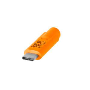 TetherPro-USB-C-to-USB-A-Female-Adapter-01 Oranssi Tether Tools TetherPro USB-C USB-A-liitäntään -liittimen sovitin, johon on painettu "Tether PRO" valkoista taustaa vasten.