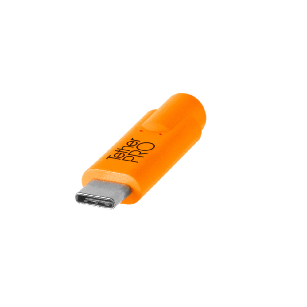 TetherPro-USB-C-to-USB-A-Female-Adapter-01 Oranssi Tether Tools TetherPro USB-C USB-A-liitäntään -liittimen sovitin, johon on painettu "Tether PRO" valkoista taustaa vasten.