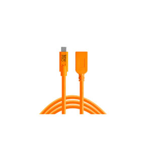 Tether Tools TetherPro TetherPro USB-C- ja USB-A-liitäntäinen liitin on kirkkaan oranssi kaapeli, jossa on USB-C-liitin vasemmalla puolella ja suorakulmainen USB-A-liitin oikealla puolella, molemmat ylöspäin valkoista taustaa vasten.