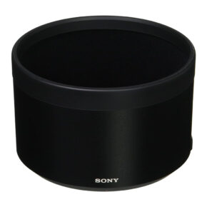 alcsh156 Sony ALC-SH156 -vastavalosuoja on musta, sylinterimäinen, mattapintainen, molemmista päistä avoin ja valkoista taustaa vasten esitelty linssinsuojus.