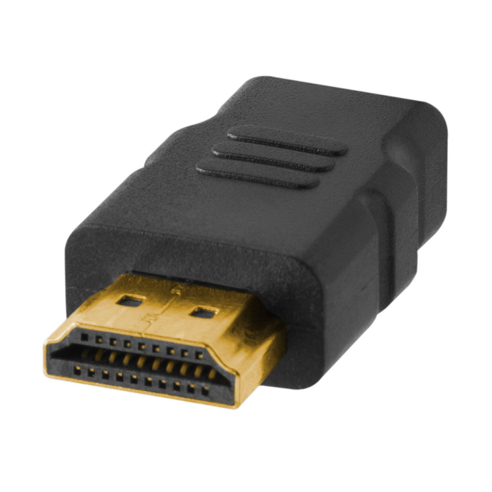 Lähikuva Tether Tools TetherPro HDMI A - HDMI A 7,6 metrin sovittimesta, joka on musta ja jossa on kullatut liittimet, valkoisella pohjalla.