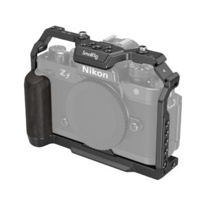 4261-Cage-for-Nikon-Z-f-01 Nikon Z f on esitetty mustassa SmallRig 4261 Cage -kuvauskorissa, jossa on puinen kädensija ja joka tarjoaa lisäsuojaa ja kiinnitysmahdollisuuksia. Kamera näkyy läpinäkyvänä päällekkäisenä häkin muotoilun korostamiseksi.