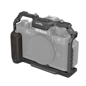 4261-Cage-for-Nikon-Z-f-01 Nikon Z f on esitetty mustassa SmallRig 4261 Cage -kuvauskorissa, jossa on puinen kädensija ja joka tarjoaa lisäsuojaa ja kiinnitysmahdollisuuksia. Kamera näkyy läpinäkyvänä päällekkäisenä häkin muotoilun korostamiseksi.