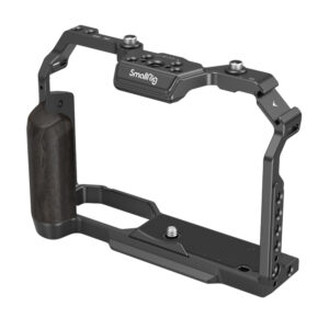 4261-Cage-for-Nikon-Z-f-02 SmallRig 4261 Cage for Nikon Z f on metallinen kamerahäkki, jossa on puinen kahva ja joka tarjoaa turvallisen suojan, useita kiinnityspisteitä ja ruuvin paikan kiinnityksiä varten.