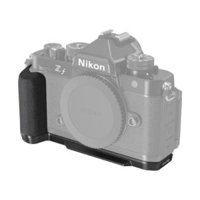 Nikon Z f -kameran runko, jossa on SmallRig 4262 L-muotoinen kahva, jossa on kuvioitu musta kahva oikealla puolella ja alareunassa, näkyy valkoista taustaa vasten. Objektiivia ei ole kiinnitetty.