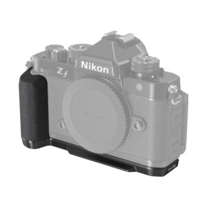4262-L-Shape-Handle-for-Nikon-Z-f-01 Nikon Z f -kameran runko, jossa on SmallRig 4262 L-muotoinen kahva, jossa on kuvioitu musta kahva oikealla puolella ja alareunassa, näkyy valkoista taustaa vasten. Objektiivia ei ole kiinnitetty.