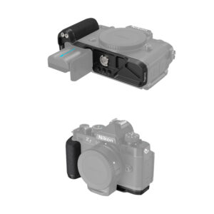 4262-L-Shape-Handle-for-Nikon-Z-f-02 Nikon Z fc, johon on kiinnitetty SmallRig 4262 L-muotoinen kahva Nikon Z f:lle; ylemmässä kuvassa näkyy akun pääsy kahvan kautta, ja molemmissa näkymissä kamera on puoliksi läpinäkyvä.