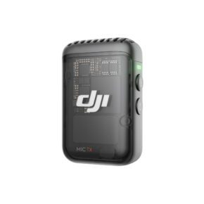 DJI_Mic2_1-black_001 DJI Mic 2 -lähetin, musta on kompakti, suorakulmainen musta langaton mikrofonilähetin, jossa on DJI-logo, kaksi sivupainiketta, läpikuultavasta kotelosta näkyvät piirin yksityiskohdat ja valaistu vihreä merkkivalo.